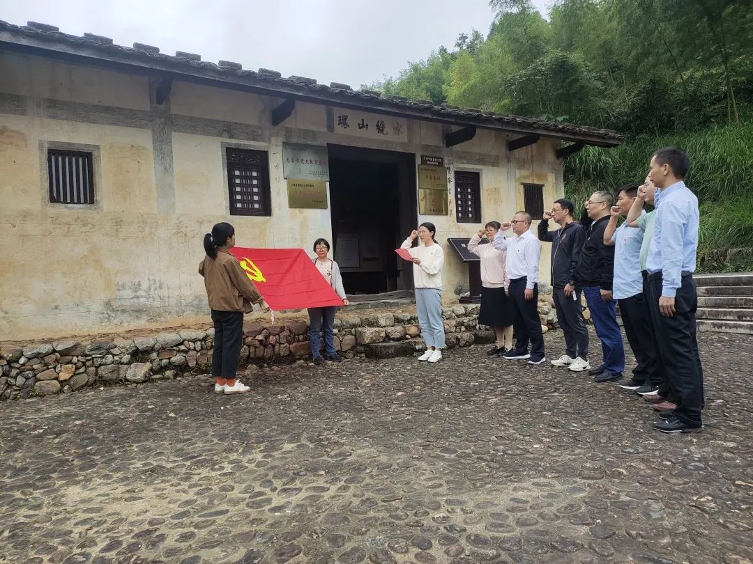 上杭县委文明办党支部开展“循足迹、悟思想、铸忠魂、担使命”主题党日活动